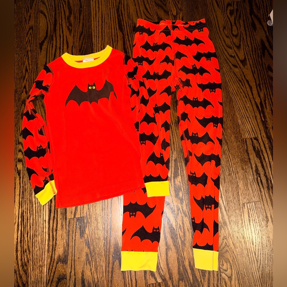 Hanna Andersson Red Bat Halloween Pajama Set with Yellow Trim 10